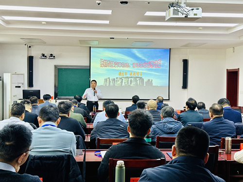 张建华教授为商丘市市属国有企业领导人员能力提升研修班,作题为《抢抓科技变革机遇 激活企业创新动能》的专题讲座