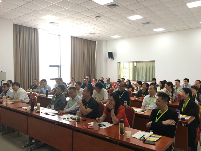 张建华教授为人民银行信阳市中心支行“不忘初心，牢记使命”主题培训班，做题为《管理创新、领导艺术与执行力培育》的专题讲座的专题讲座