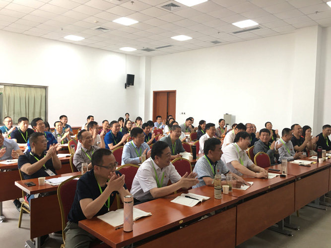 张建华教授为人民银行信阳市中心支行“不忘初心，牢记使命”主题培训班，做题为《管理创新、领导艺术与执行力培育》的专题讲座的专题讲座
