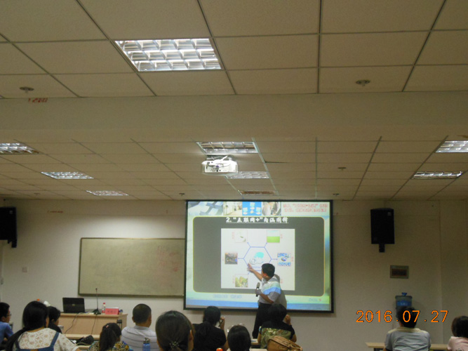 郑州大学张建华教授在全省电商师资培训班做题为《融入“互联网+流通”行动计划，助推农村电商发展》的讲座