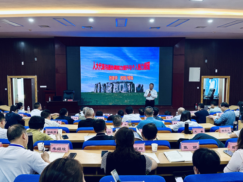 张建华教授在郑州大学为贵州省黔西南洲人大代表暨人大干部学习培训班，作题为《人大代表沟通协调能力提升与个人魅力展现》的专题讲座