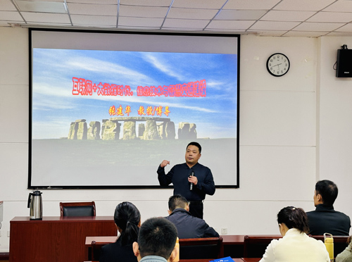 郑州大学张建华教授 张建华教授为河南交投集团2025年度干部教育培训班,作题为《互联网+大数据时代,信息技术与智慧交通建设》的专题讲座