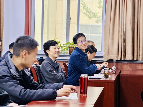郑州大学张建华教授 张建华教授为河南交投集团2025年度干部教育培训班,作题为《互联网+大数据时代,信息技术与智慧交通建设》的专题讲座