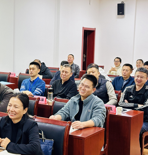 郑州大学张建华教授 张建华教授为河南交投集团2025年度干部教育培训班,作题为《互联网+大数据时代,信息技术与智慧交通建设》的专题讲座