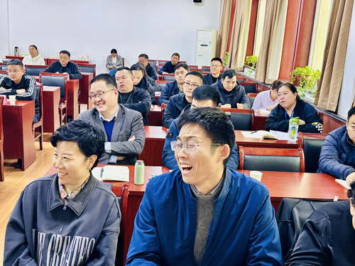 郑州大学张建华教授 张建华教授为河南交投集团2025年度干部教育培训班,作题为《互联网+大数据时代,信息技术与智慧交通建设》的专题讲座
