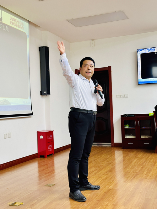 郑州大学张建华教授 张建华教授为商丘市市属国有企业领导人员能力提升研修班,作题为《抢抓科技变革机遇 激活企业创新动能》的专题讲座