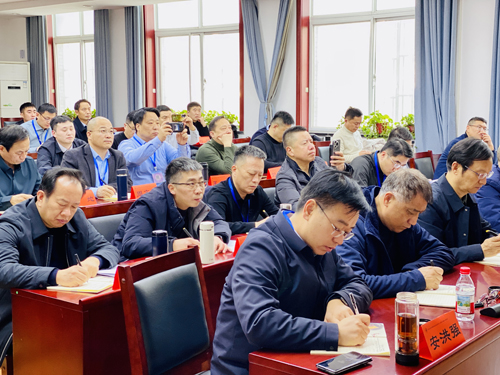 郑州大学张建华教授 张建华教授为商丘市市属国有企业领导人员能力提升研修班,作题为《抢抓科技变革机遇 激活企业创新动能》的专题讲座