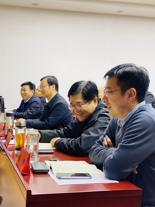 郑州大学张建华教授 张建华教授为商丘市市属国有企业领导人员能力提升研修班,作题为《抢抓科技变革机遇 激活企业创新动能》的专题讲座