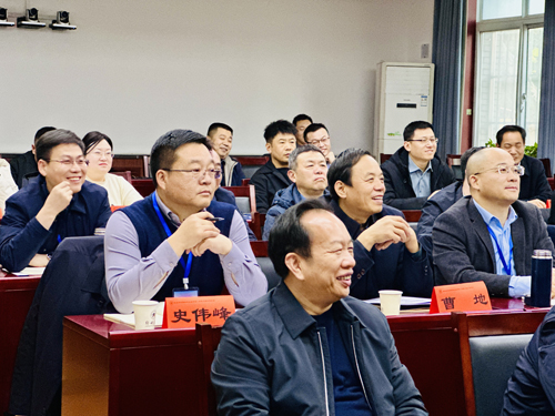 郑州大学张建华教授 张建华教授为商丘市市属国有企业领导人员能力提升研修班,作题为《抢抓科技变革机遇 激活企业创新动能》的专题讲座