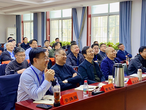 郑州大学张建华教授 张建华教授为商丘市市属国有企业领导人员能力提升研修班,作题为《抢抓科技变革机遇 激活企业创新动能》的专题讲座