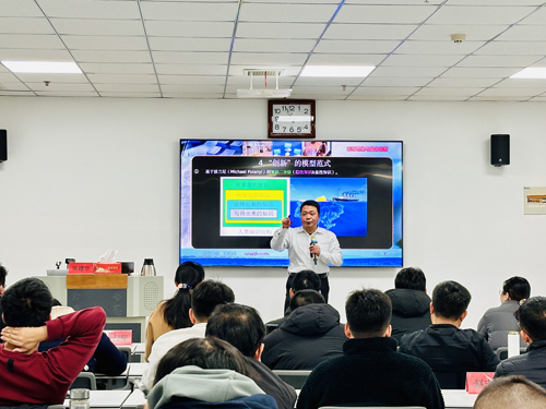 张建华教授在许昌为烟草物流系统培训班 ，作题为《创新思维与业务创新》的专题讲座