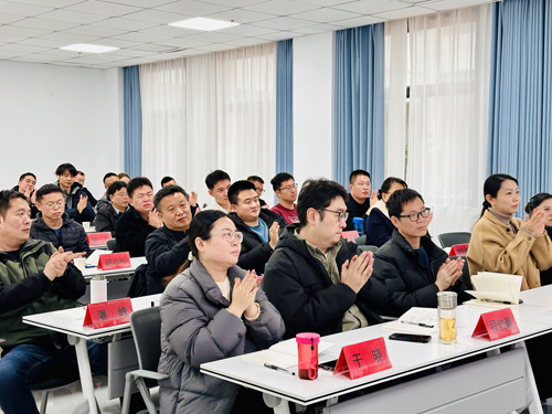 张建华教授在许昌为烟草物流系统培训班 ，作题为《创新思维与业务创新》的专题讲座