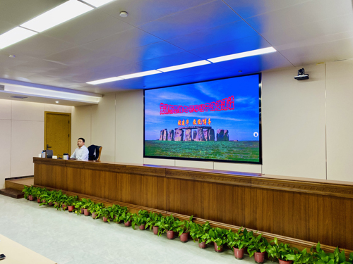 郑州大学张建华教授 张建华教授在郑州公用事业投资发展集团有限公司,作题为《党建新思维与领导班子政治建设》的专题讲座