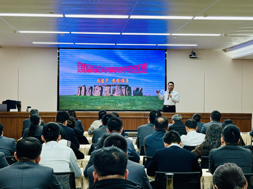 郑州大学张建华教授 张建华教授在郑州公用事业投资发展集团有限公司,作题为《党建新思维与领导班子政治建设》的专题讲座