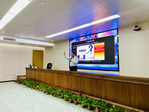 郑州大学张建华教授 张建华教授在郑州公用事业投资发展集团有限公司,作题为《党建新思维与领导班子政治建设》的专题讲座