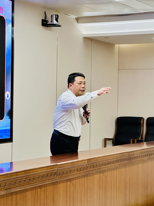 郑州大学张建华教授 张建华教授在郑州公用事业投资发展集团有限公司,作题为《党建新思维与领导班子政治建设》的专题讲座