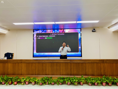 郑州大学张建华教授 张建华教授在郑州公用事业投资发展集团有限公司,作题为《党建新思维与领导班子政治建设》的专题讲座