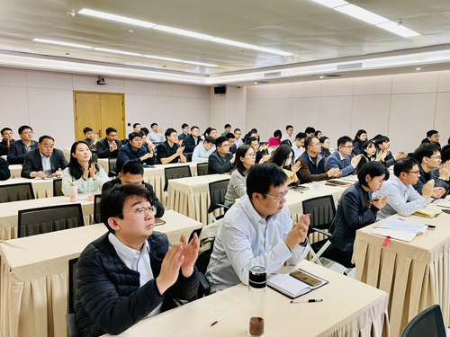 郑州大学张建华教授 张建华教授在郑州公用事业投资发展集团有限公司,作题为《党建新思维与领导班子政治建设》的专题讲座