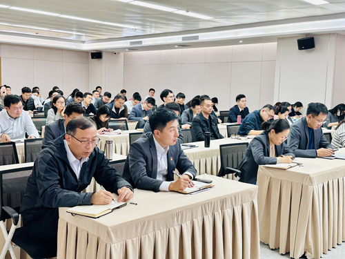 郑州大学张建华教授 张建华教授在郑州公用事业投资发展集团有限公司,作题为《党建新思维与领导班子政治建设》的专题讲座