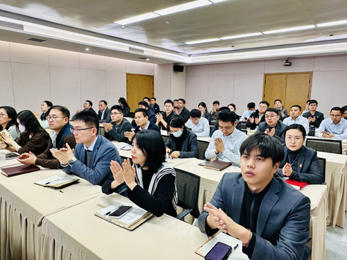 郑州大学张建华教授 张建华教授在郑州公用事业投资发展集团有限公司,作题为《党建新思维与领导班子政治建设》的专题讲座