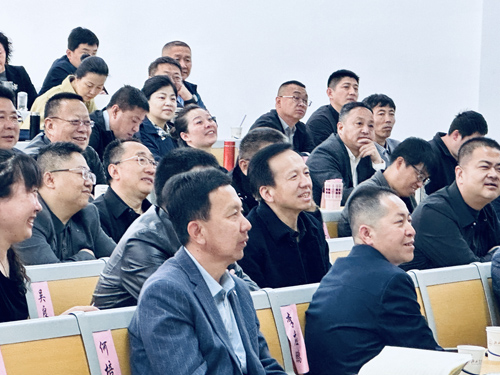 郑州大学张建华教授在陕西省榆林市为其“加强基层社会治理，提升防范化解重大风险与公共事件应急能力”研讨班，作题为《构建新型基层治理体系 切实强化基层治理能力》的专题讲座