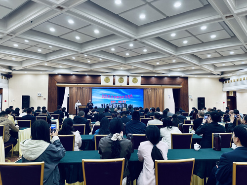 张建华教授在嵩山饭店国际会议中心，为郑州市民营企业家作题为《民营经济发展现状及趋势》的专题讲座